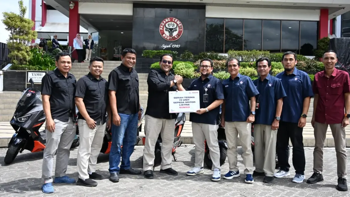 Penyerahan unit kendaraan dilakukan oleh Direktur Utama PT Pasoka Sumber Karya, Erick Reza, kepada Sekretaris Perusahaan PT Semen Padang, Win Bernadino, di Plaza Semen Padang, Rabu (1/7/2026) lalu.