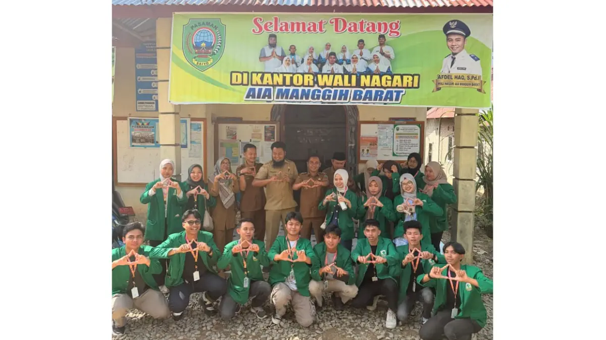 Perangkat Nagari Aia Manggih Barat foto bersama dengan Mahasiswa KKN UNAD di depan Kantor Wali Nagari Aia Manggih Barat, beberapa waktu lalu.
