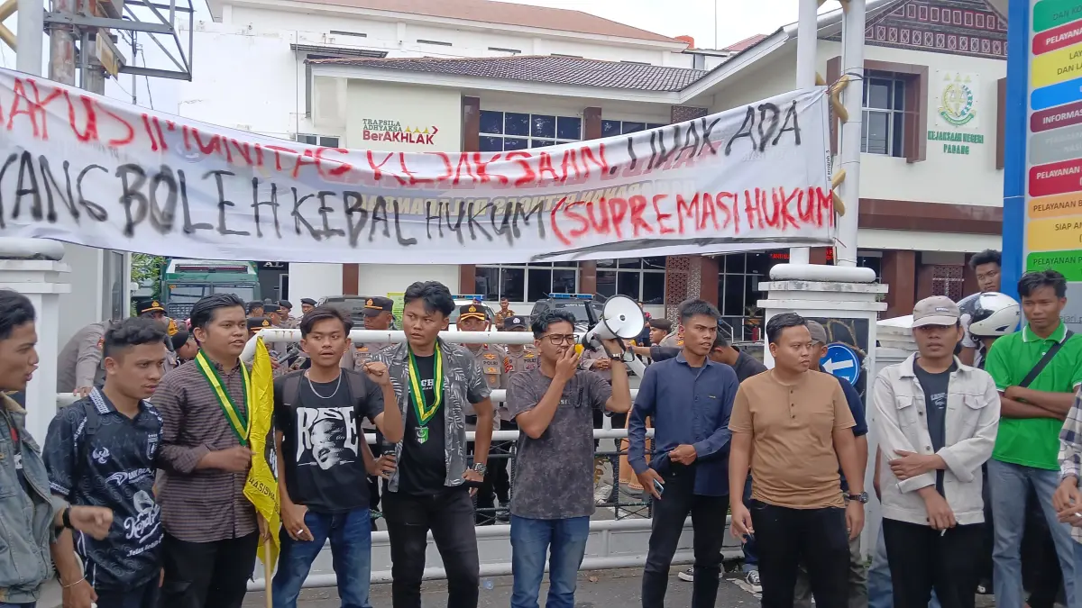 Perwakilan mahasiswa saat menyampaikan aspirasinya di kantor Kejari Padang, Jumat (10/7). (SUYUDI/PADEK)