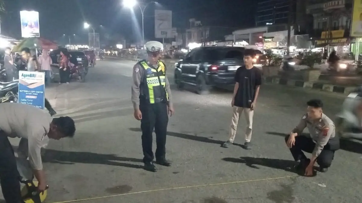 Petugas kepolisian saat melakukan olah TKP kecelakaan di di depan Masjid Al-Ikhwan, Jorong Balai Tangah, Nagari Sungai Rumbai, Kecamatan Sungai Rumbai, Kabupaten Dharmasraya, Kamis (9/7/2026) sekitar pukul 17.30 WIB. (DOKUMENTASI POLRES DHARMASRAYA)