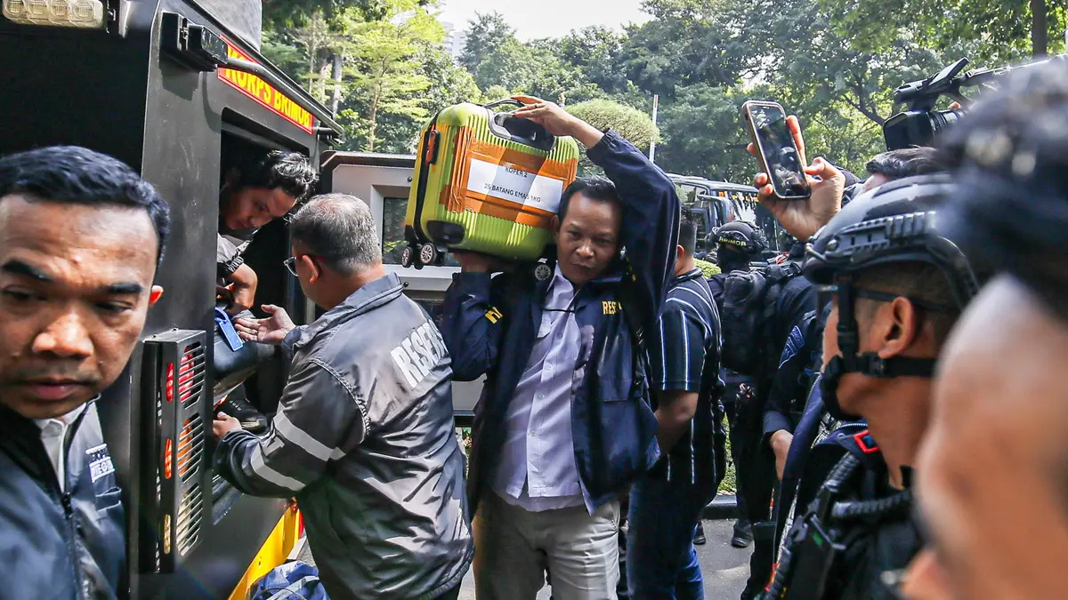 Petugas mengeluarkan barang bukti sitaan dari kendaraan taktis (rantis) setibanya di Direktorat Reserse Kriminal Khusus (Ditreskrimsus) Polda Metro Jaya, Jakarta, Kamis (9/7). (SALMAN TOYIBI/JPG)