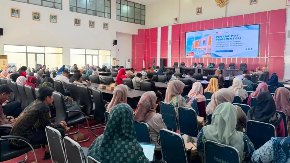 Sekda Padang Raju Minropa membuka Pelatihan Pintar PBJ di Balai Kota Padang yang diikuti 187 PPK dan PPTK untuk memperkuat tata kelola pengadaan barang dan jasa pemerintah.(Diskominfo)