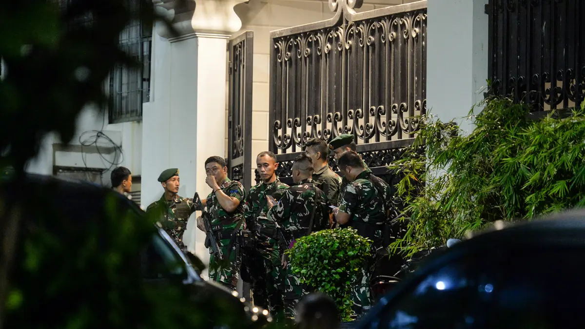 Suasana di depan kediaman Jaksa Agung Tindak Pidana Khusus Kejaksaan Agung Febrie Adriansyah di Kebayoran Baru, Jakarta, Rabu (8/7). (ANTARA FOTO/PUTRA M AKBAR)