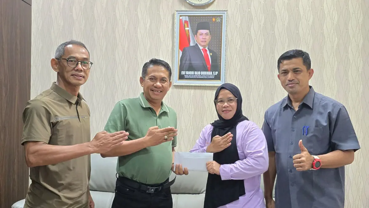 Wakil Ketua DPRD Sumbar, Evi Yandri Rajo Budiman yang sekaligus Ketum INKADO Sumbar, melepas wasit Martinel Prihastuti untuk mengikuti Ujian Sertifikasi Wasit/Juri AKF di Bangladesh pada 15–17 Juli 2026. (DOK DPRD SUMBAR)
