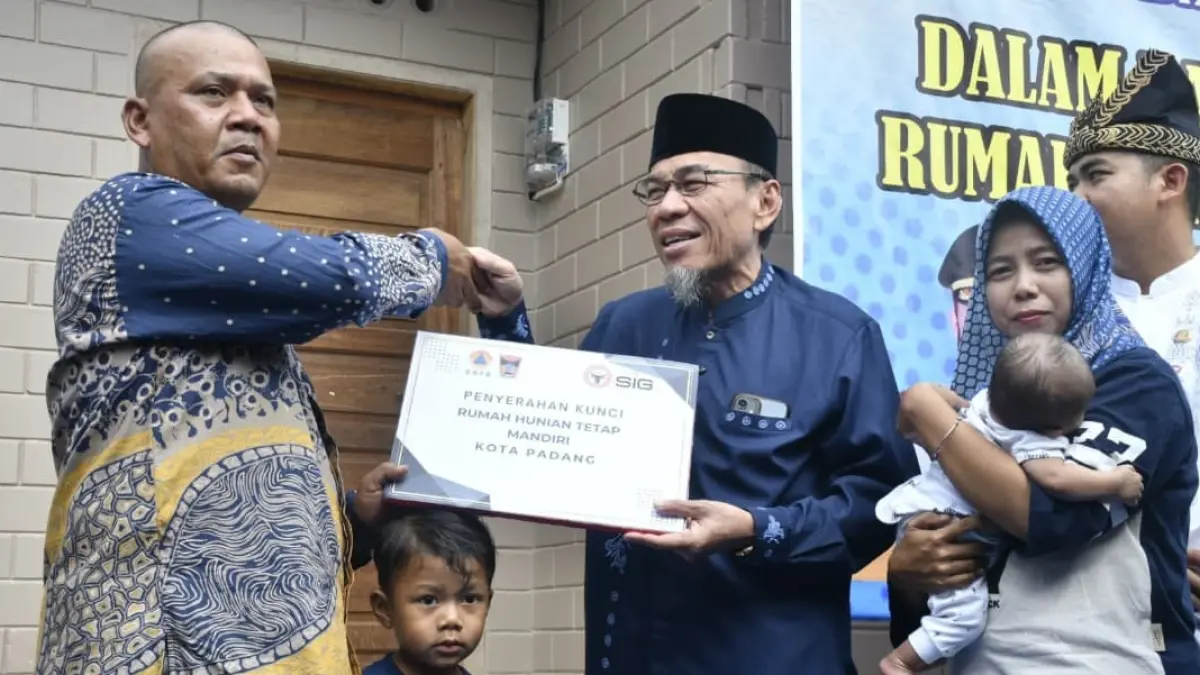 Wakil Wali Kota Padang Maigus Nasir menyerahkan kunci Hunian Tetap (Huntap) Mandiri kepada warga terdampak bencana hidrometeorologi di Kampung Tanjung, Kecamatan Kuranji.(Foto: Diskominfo)