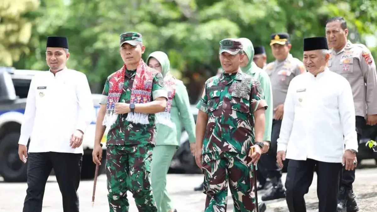 Wali Kota Solok Dr. Ramadhani Kirana Putra menerima audiensi Danrem 032/Wirabraja Brigjen TNI Aji Mimbarno di  Solok, Kamis (9/7). (DOK PEMKO SOLOK)