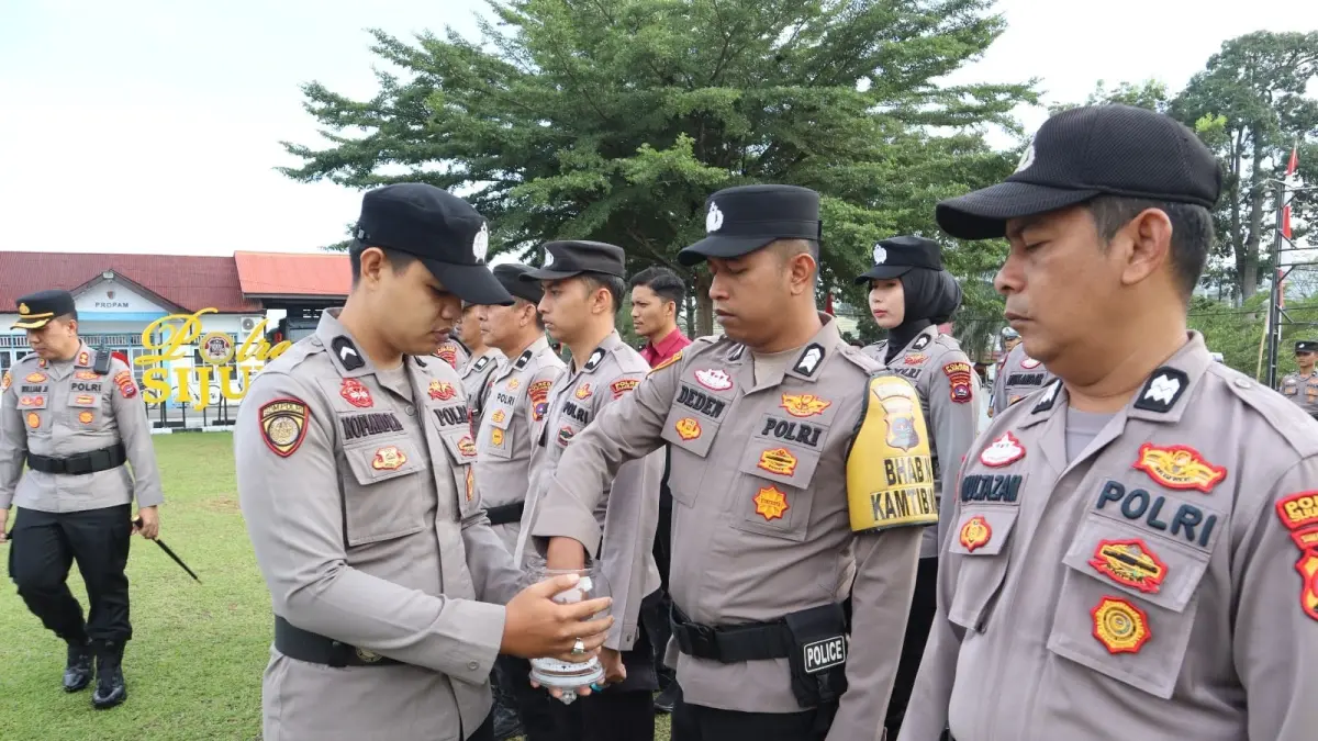 Aiptu Multazam, anggota Sat Binmas Polres Sijunjung, menerima penghargaan berupa umrah gratis usai terpilih dalam pencabutan lot yang digelar Polres Sijunjung, Kamis (9/7). (DOK POLRES SIJUNJUNG)