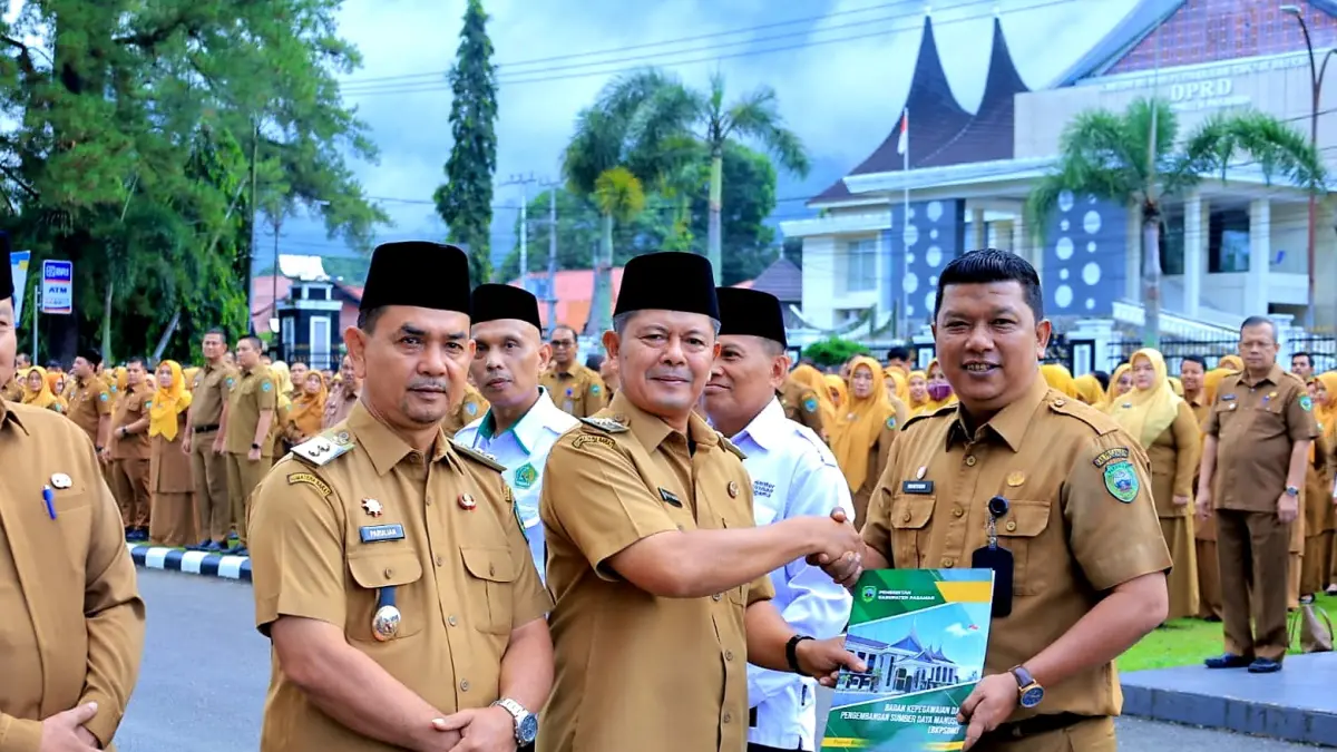Bupati Pasaman Welly Suhery saat penyerahan SK dinas secara simbolis kepada Haryadi beberapa waktu lalu. (DOK DISKOMINFO PASAMAN)
