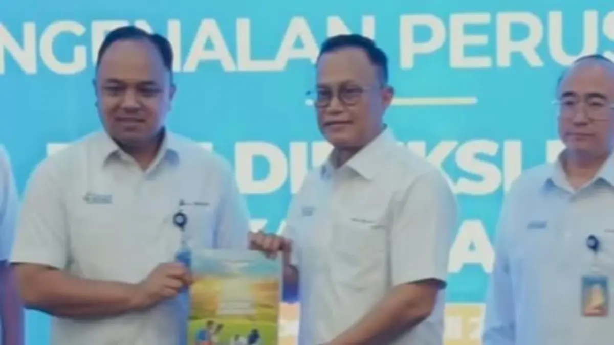 Direktur Utama Pupuk Kaltim Rafli Yandra bersama jajaran direksi baru saat bertemu insan perusahaan untuk memperkuat visi, kolaborasi, dan inovasi di Bontang.(Foto: Humas)