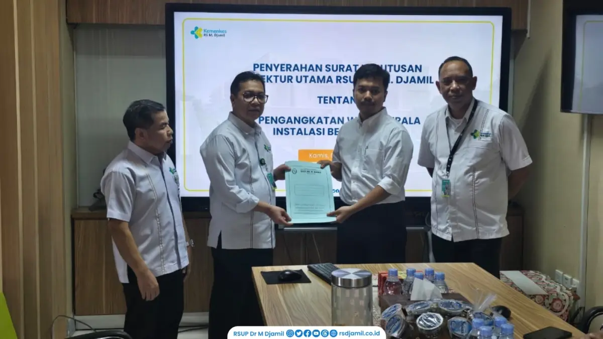 Dirut RS M Djamil, Dovy Djanas menyerahkan SK Pengangkatan Wakil Kepala Instalasi Bedah Sentral kepada dr. Nadra Septiadi, Kamis (9/7). (DOK RS M DJAMIL)