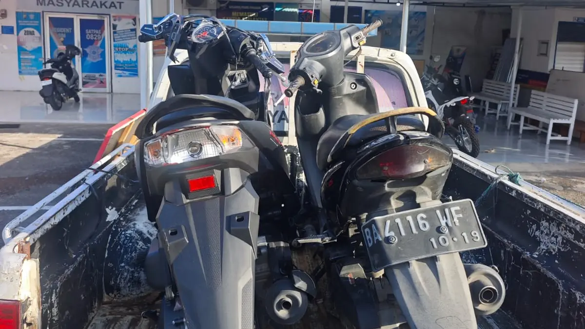 Dua sepeda motor yang terlibat kecelakaan di Jalan Umum Korong Balai Satu Batu Mangaum, Nagari Kuranji Hulu, Kecamatan Sungai Limau, Kabupaten Padangpariaman, dibawa ke markas polisi, Sabtu (11/7/2026).