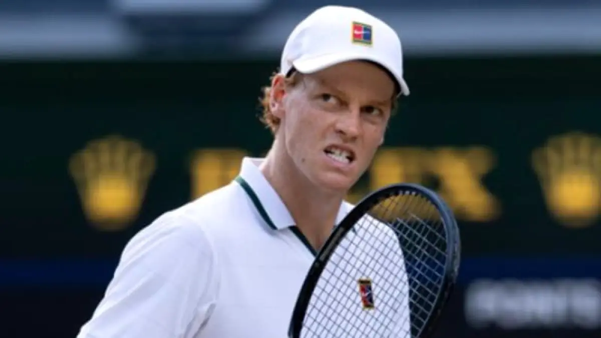 Jannik Sinner melaju ke final Wimbledon 2026 setelah mengalahkan Novak Djokovic dengan skor 6-4, 6-4, 6-4 dalam semifinal, Jumat (10/7/2026) malam WIB. (Foto: x @Wimbledon)