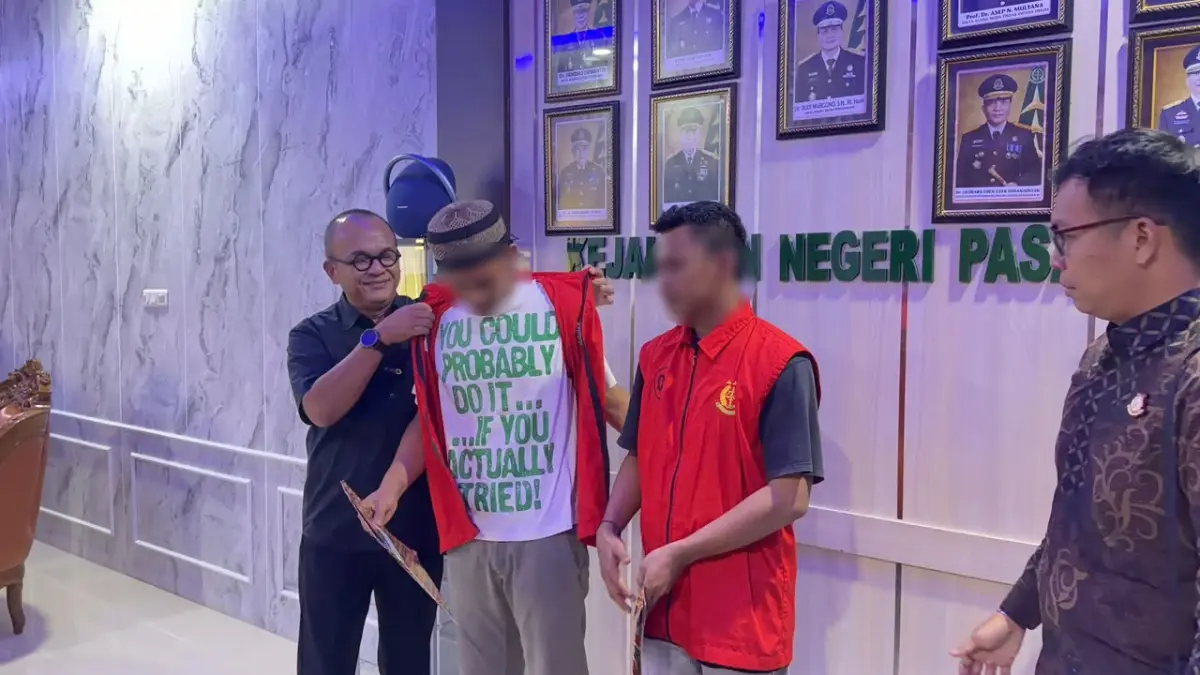 Kajari Pasaman Hendi Arifin melepaskan rompi tahanan dari dua tersangka penyalahgunaan narkotika jenis ganja usai penghentian penuntutan melalui mekanisme restorative justice di Kejari Pasaman, Jumat (10/7). (DOK KEJARI PASAMAN)