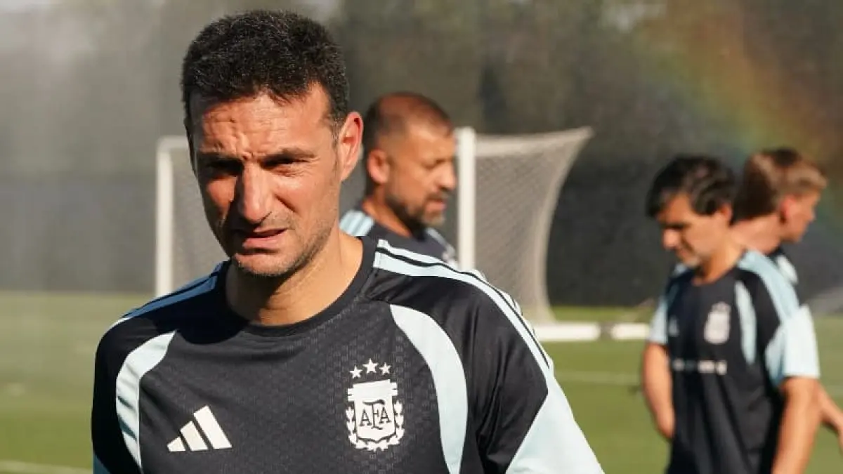 Lionel Scaloni memimpin latihan timnas Argentina jelang laga perempat final Piala Dunia 2026 melawan Swiss.(Foto: X @AFASeleccionEN)