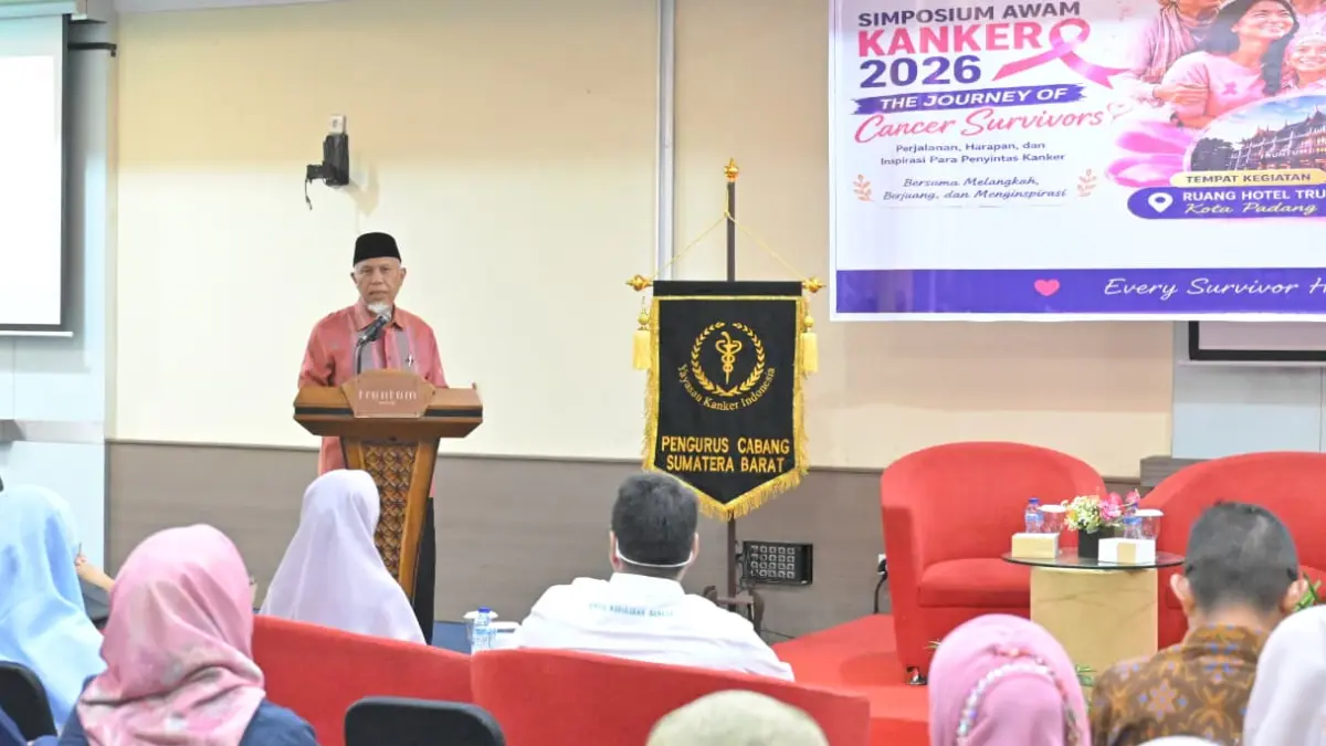 Mahyeldi saat membuka Simposium Awam Kanker 2026: The Journey of Cancer Survivors yang diselenggarakan Yayasan Kanker Indonesia (YKI) Cabang Koordinator Sumbar di Hotel Truntum Padang, Sabtu (11/7/2026).