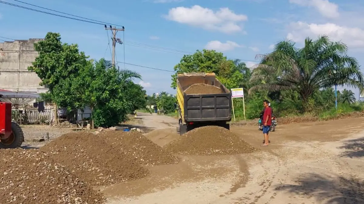 Pemerintah Kabupaten Dharmasraya melalui Dinas Pekerjaan Umum dan Penataan Ruang (PUPR) mulai mengerjakan rehabilitasi ruas Jalan Simpang Tiga Sitiung Lama–Pulai. (DOKUMENTASI PEMKAB DHARMASRAYA)