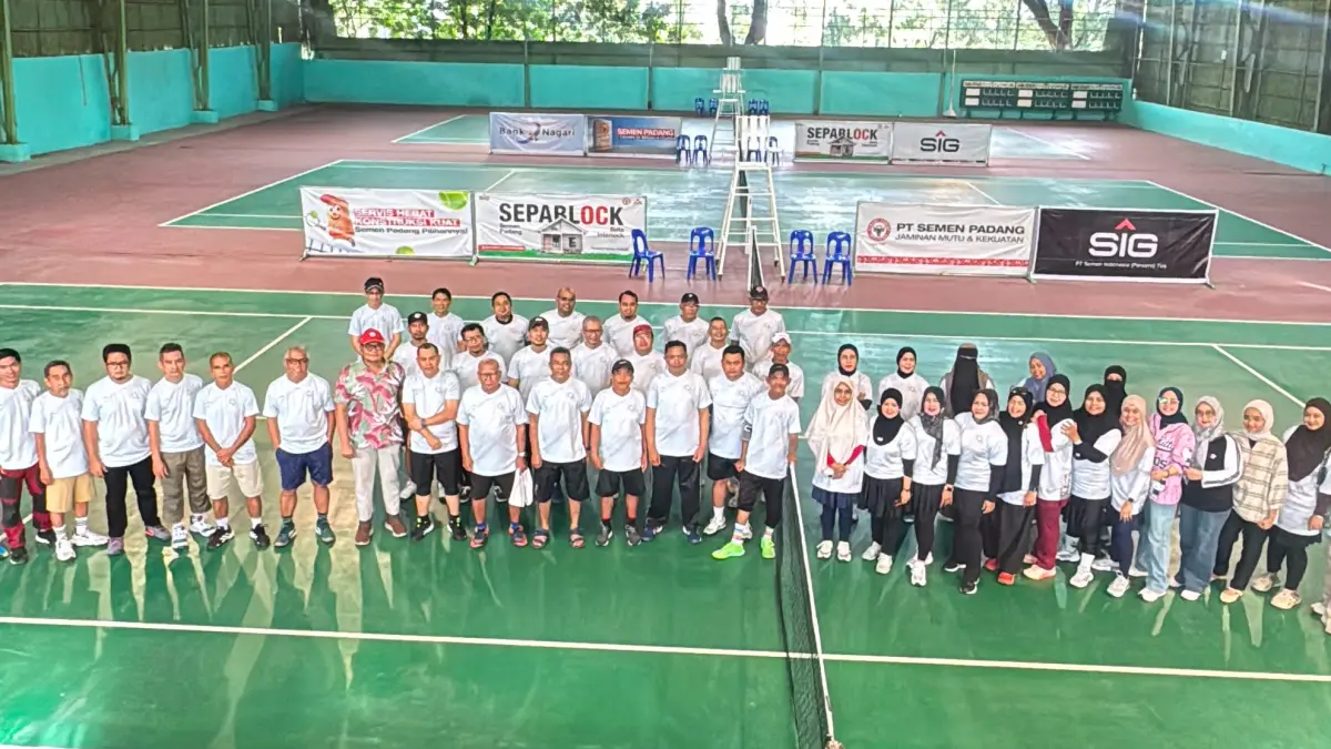 Puluhan pensiunan PT Semen Padang ikut pertandingan eksibisi SPORTALYMPIC 2026, memperkuat budaya olahraga, silaturahmi, dan kebersamaan lintas generasi perusahaan.