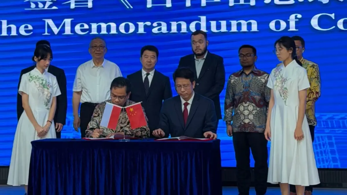 Rektor UNP Krismadinata menandatangani MoU dengan tiga perguruan tinggi di Guangdong, China, untuk memperkuat program dual degree dan kerja sama pendidikan internasional.(Foto: KKPS UNP)