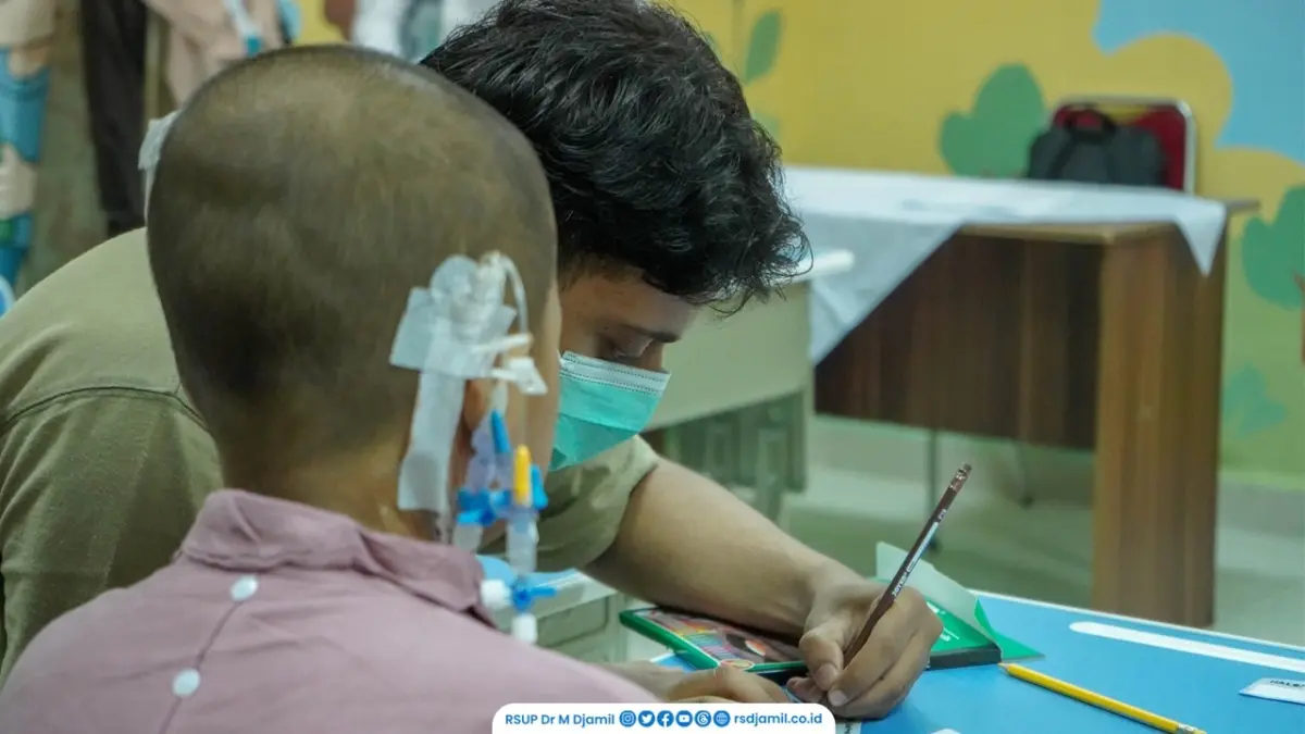 Salah seorang pasien anak di RS M Djamil sedang mengikuti program Hospital Schooling baru-baru ini. (DOK RSUP M DJAMIL)