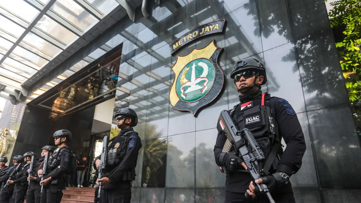 Sejumlah pasukan Brimob berjaga di depan gedung Promoter Polda Metro Jaya, Jakarta, Jumat (10/7). (SALMAN TOYIBI/JPG)