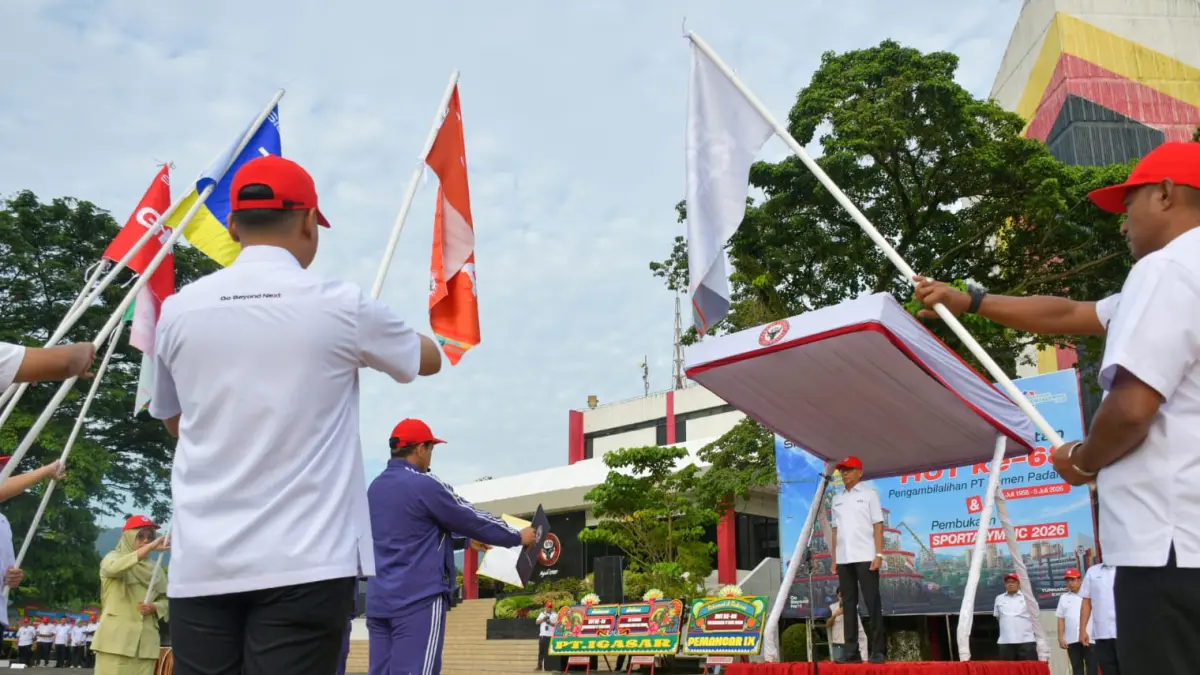 Seremoni pembukaan SPORTALYMPIC 2026 dilakukan dengan pembacaan janji para atlet untuk menjunjung sportivitas tinggi. Terlihat enam bendera Kontingen Batu Kapur, Silika, Tanah Liat, Pasir Besi, Gipsum, dan Pozolan