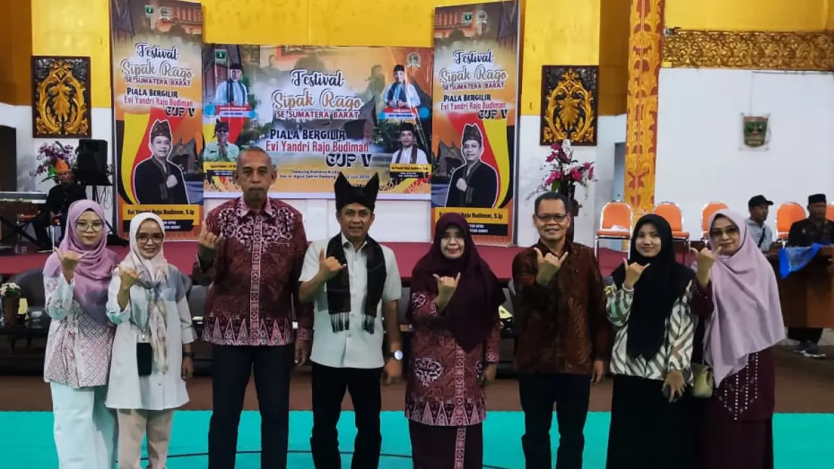 Wakil Ketua DPRD Sumatera Barat, Evi Yandri Rajo Budiman, berfoto bersama pihak Museum Adityawarman dalam Festival Sipak Rago se-Sumatera Barat, Sabtu (11/7/2026). (Foto: Randi/Padeks)