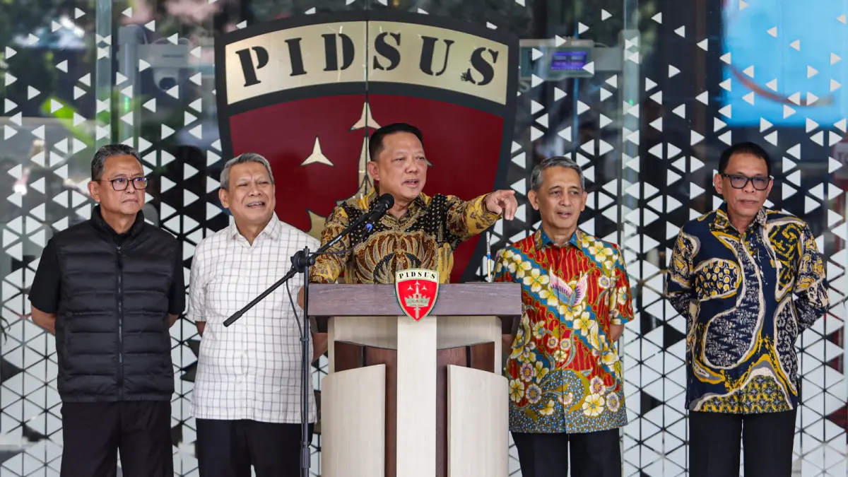 Jaksa Agung Muda Tindak Pidana Khusus Febrie Adriansyah (tengah) memberikan keterangan pers di Gedung Bundar, Kejaksaan Agung, Jakarta, Jumat (10/7). Dalam kesempatan itu Febrie menegaskan hingga kini dirinya masih menjalankan tugas dan menerima arahan untuk mempercepat penyelesaian pemberkasan perkara, khususnya yang menjadi perhatian masyarakat. (SALMAN TOYIBI/JPG)