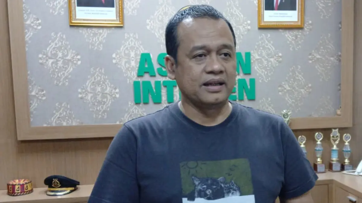 Asisten Intelijen Kejati Sumbar Agustinus Hanung Wydiatmaka memberikan keterangan kepada awak media terkait klarifikasi isu penahanan mahasiswa peserta aksi unjuk rasa, Minggu (12/7/2026).