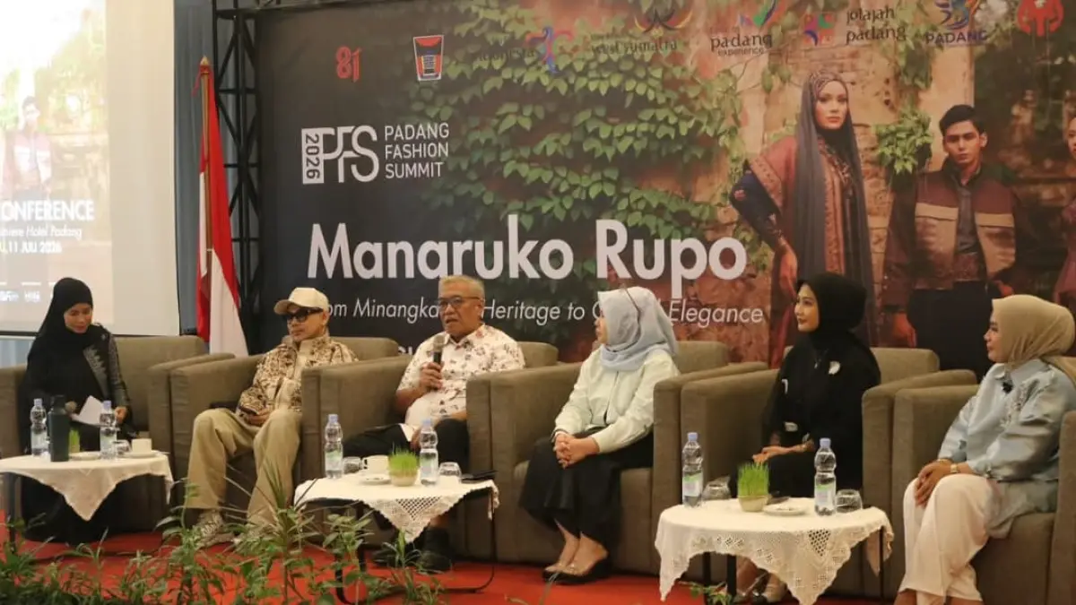 Kepala Disnakerin Kota Padang Ferri Erviyan Rinaldy bersama Staf Ahli Dekranasda Fomalhaut Zamel saat konferensi pers Padang Young Design Competition (PYDC) 2026 di ZHM Premier Hotel Padang.(Foto: Diskominfo)