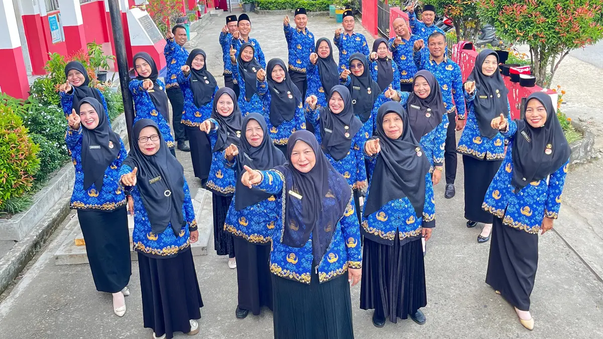Para guru SDN 09 Air Pacah foto bersama di halaman sekolah beberapa waktu lalu. (TIM LAMAN GURU)