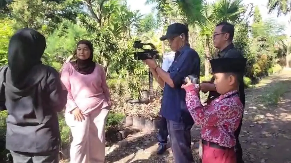 Tim Jurnalis Cilik SDN 22 saat meliput Agrowisata Lubuk Minturun bersama  kru Padang TV  beberapa waktu lalu. (TIM LAMAN GURU)