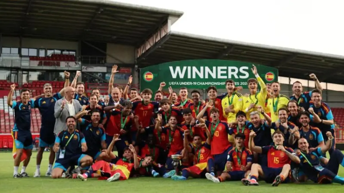 Timnas Spanyol U-19 merayakan gelar juara Piala Eropa U-19 2026 setelah mengalahkan Jerman di laga final di Wrexham.(Foto: uefa.com)