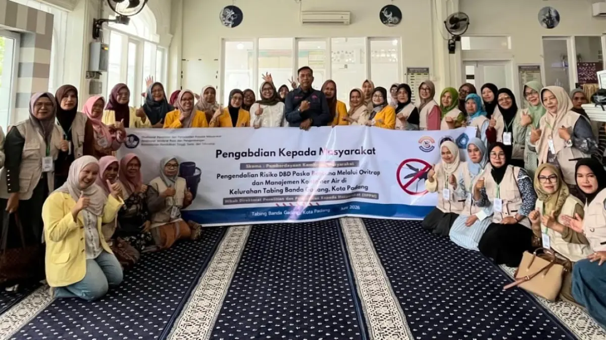 UNP menggelar kegiatan pengabdian masyarakat bersama TP-PKK dengan tema pencegahan DBD di Tabing Banda Gadang, Nanggalo, Minggu (12/7). 