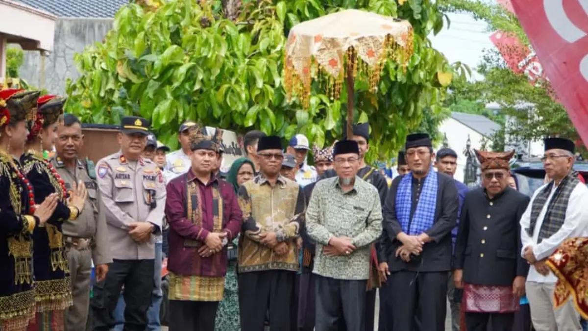 Wakil Wali Kota Padang Maigus Nasir membuka Festival Alek Nagari Nan XX ke-III di Komplek Kehakiman Cengkeh Nan XX, Kelurahan Cengkeh Nan XX, Kecamatan Lubuk Begalung, Sabtu (11/7/2026).(Foto: Diskominfo)