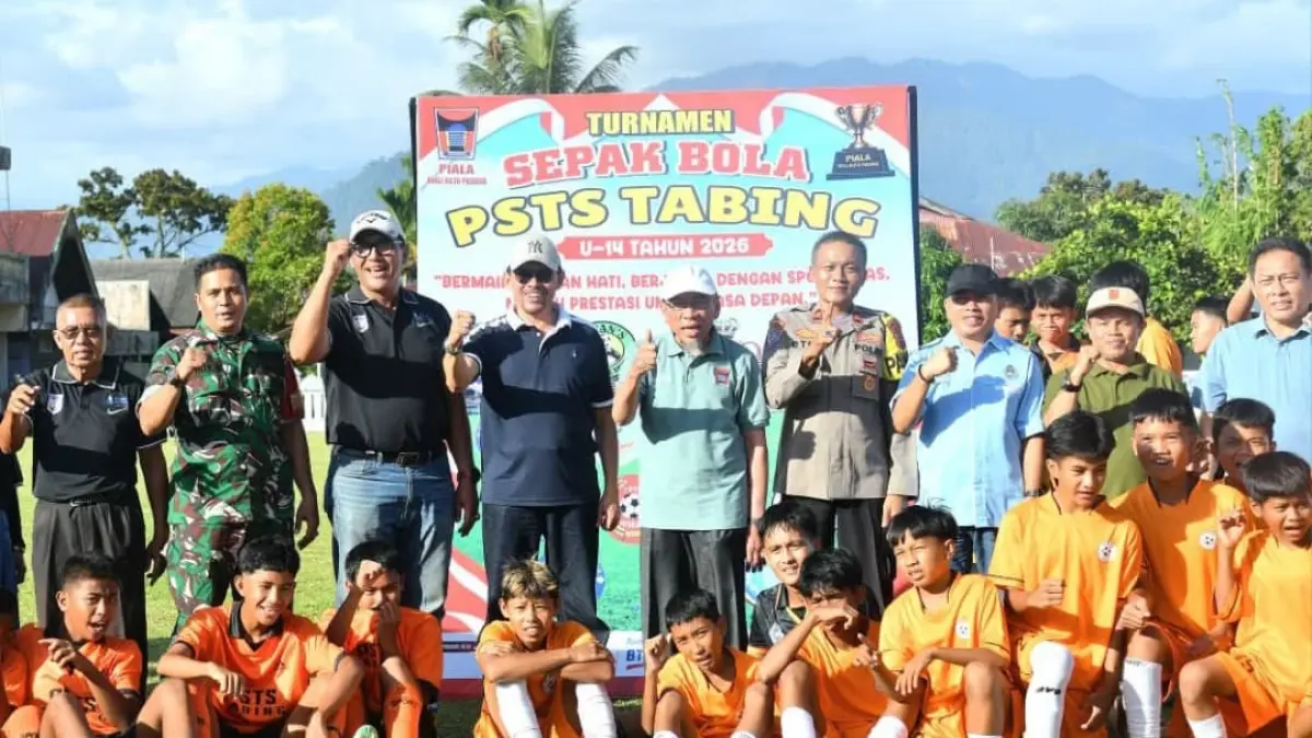 Wakil Wali Kota Padang Maigus Nasir membuka Turnamen Sepak Bola PSTS Tabing Piala Wali Kota Padang KU-14 Tahun 2026 di Lapangan PSTS Tabing, Koto Tangah, yang diikuti 16 klub muda dari berbagai daerah di Sumatera Barat.(Foto: Diskominfo)