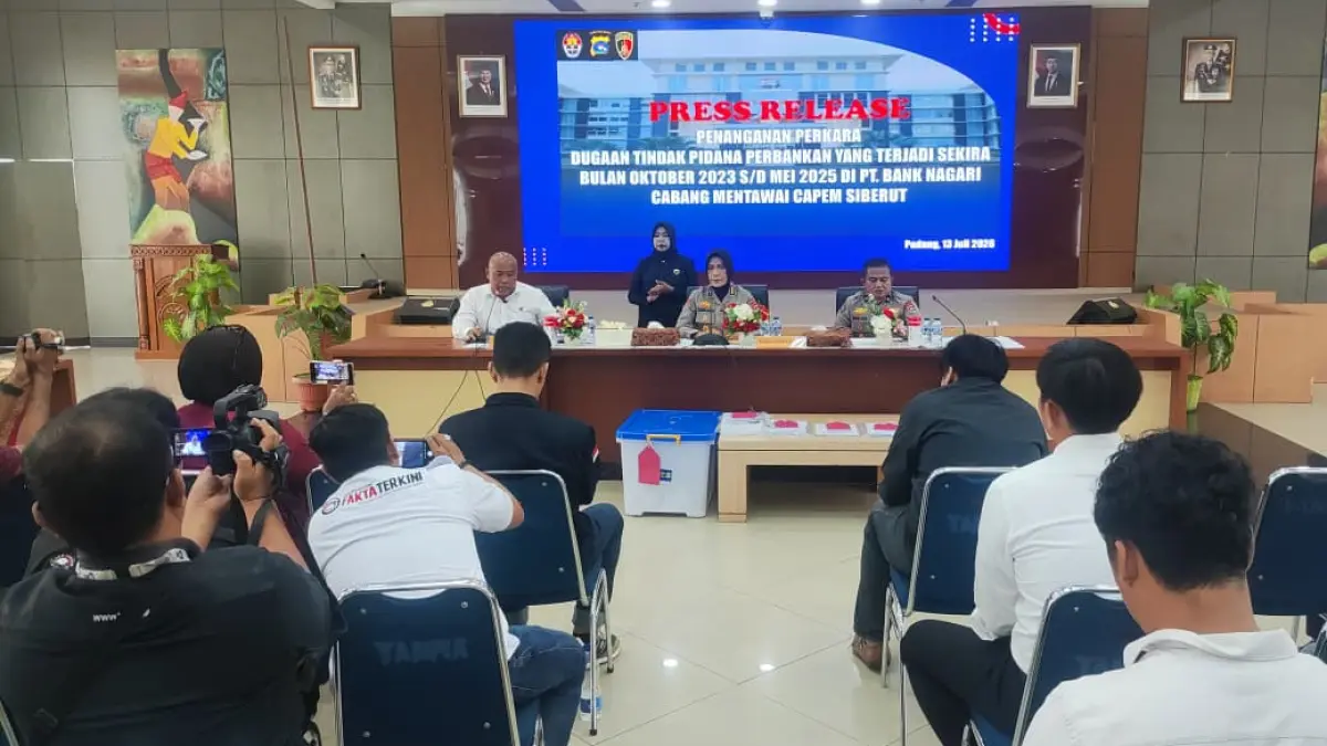 Kabid Humas Polda Sumbar Kombes Pol Susmelawati Rosya didampingi Kasubdit II Ditreskrimsus Kompol Purwanto (kiri) memberikan keterangan pers terkait penetapan tiga tersangka dugaan tindak pidana perbankan di Bank Nagari KCP Siberut, di Mapolda Sumbar, Senin (13/7/2026). 