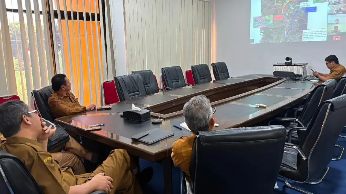 Pejabat Pemerintah Kabupaten Agam mengikuti rapat virtual bersama PT Hutama Karya dan PPK Jalan Tol Kementerian Pekerjaan Umum di Ruang Rapat Bupati Agam, Senin (13/7). Rapat membahas perkembangan rencana pembangunan jalan tol, dengan trase 3 dan trase 4 menjadi alternatif utama yang akan ditinjau lebih lanjut di lapangan. (DOK PEMKAB AGAM)
