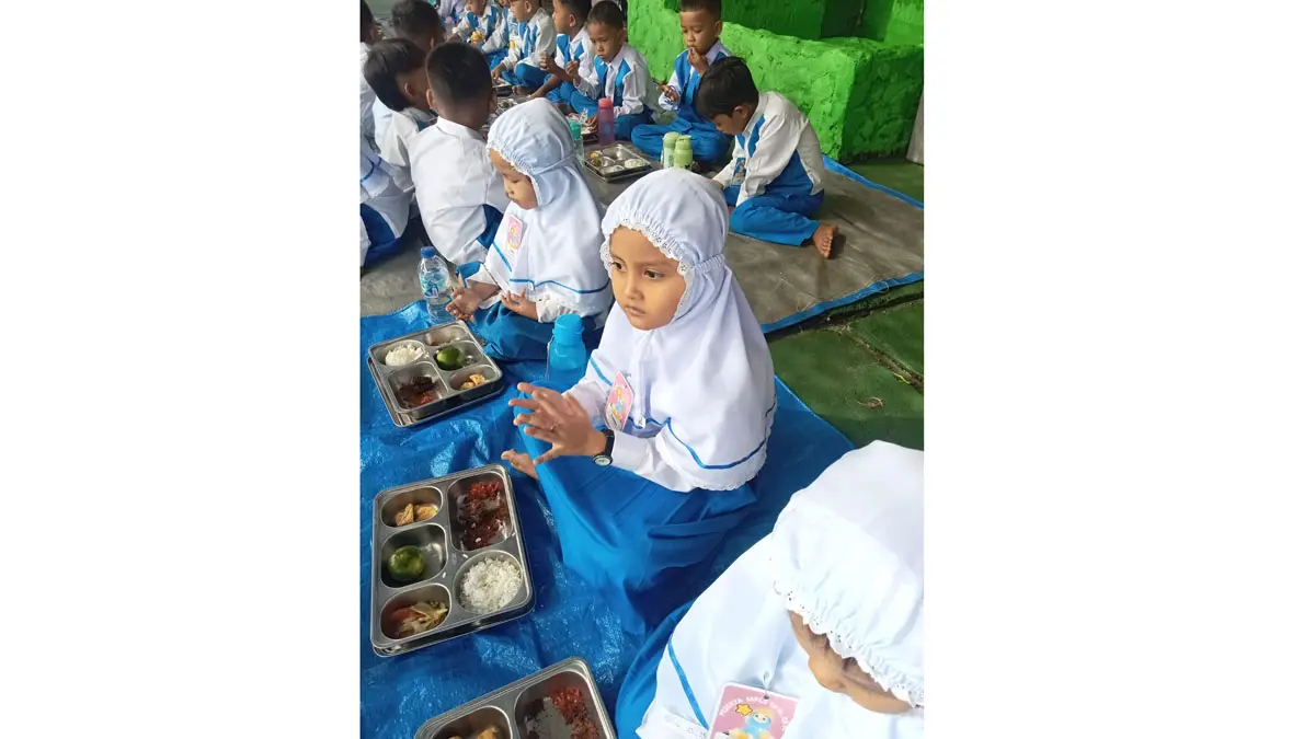 Anak-anak TK Negeri 03 Anamlingkuang berdoa bersama jelang menyantap MBG, Senin (13/7). (ARIS/PADEK)