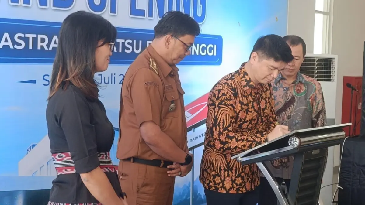 Chief Operation Officer PT Astra International – Daihatsu Sales Operation Budi Setiawan bersama jajaran manajemen meresmikan outlet baru Astra Daihatsu di Jalan By Pass, Kelurahan Aur Kuning, Bukittinggi, Senin (13/7/2026).