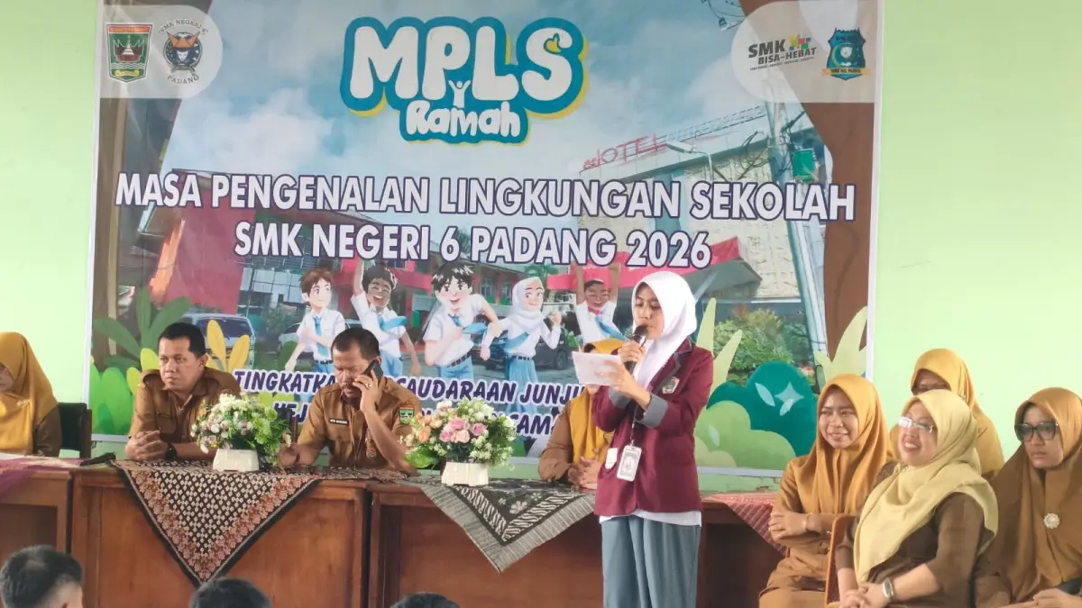 Guru dan siswa SMK 6 Padang serius saat melaksanakan rangkaian MPLS Ramah beberapa waktu lalu. (TIM LAMAN GURU)