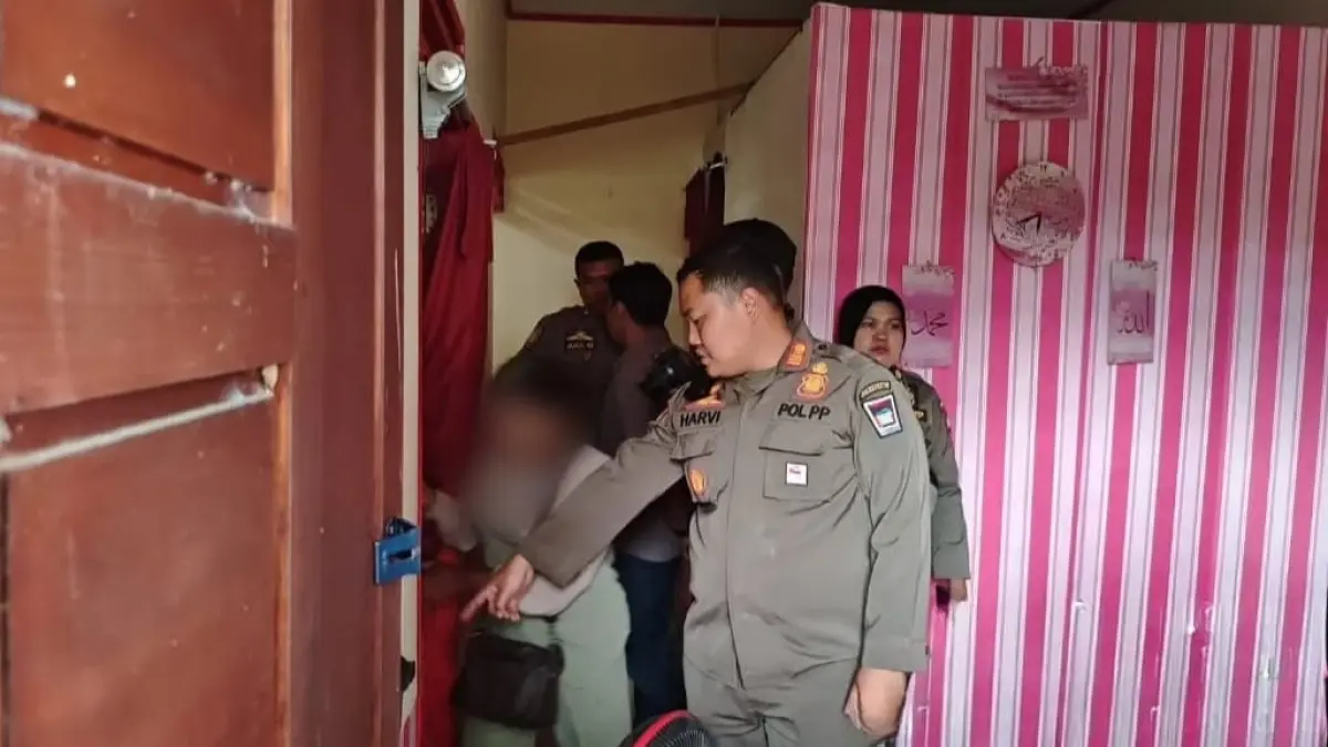 Petugas Satpol PP Kota Padang melakukan pengawasan di salah satu tempat pijat di kawasan Jalan Kurao Pagang dan Jalan Jedah, Koto Panjang, Ikur Koto, Padang, Senin (13/7/2026). Dalam operasi tersebut, tiga perempuan diamankan untuk dimintai keterangan. (Humas Satpol PP Padang)