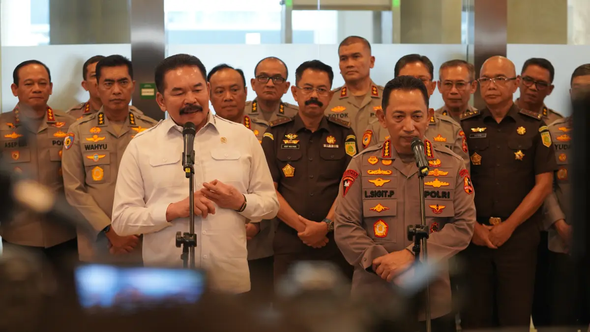 Jaksa Agung ST Burhanuddin (kiri) bersama Kapolri Jenderal Listyo Sigit Prabowo menyampaikan hasil pertemuan di Kejagung, Jakarta, Senin(13/7). (DOK HUMAS KEJAGUNG)