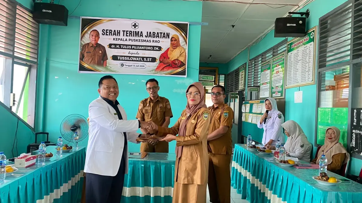 Kepala Dinas Kesehatan Kabupaten Pasaman, dr. Yong Marzuhaili, memimpin serah terima jabatan Kepala Puskesmas Rao Senin (13/7). (DOK DINKES PASAMAN)
