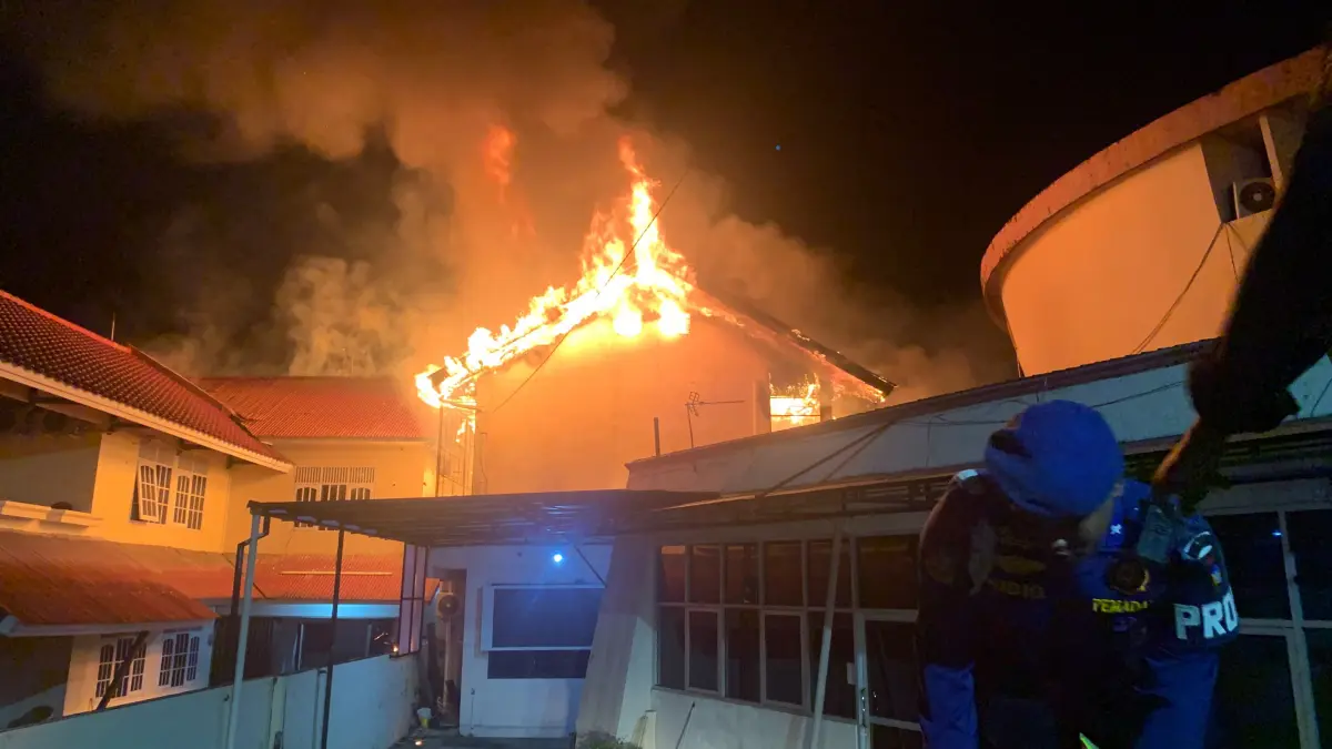 Kobaran api terlihat membesar dari ruangan lantai dua Gedung Inspektorat Kota Padang, di Jalan Sawahan, Kecamatan Padang Timur, Senin dini hari (13/7). (DOK DINAS DAMKAR PADANG)