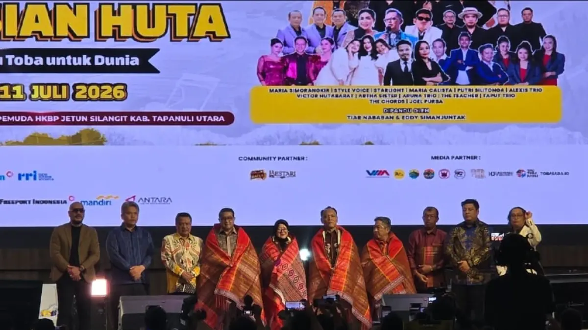 Menteri Ekonomi Kreatif Teuku Riefky Harsya bersama Wakil Ketua Komisi VII DPR RI Lamhot Sinaga menghadiri Opera Batak Tona Sian Huta di Tapanuli Utara.(Foto: Humas)