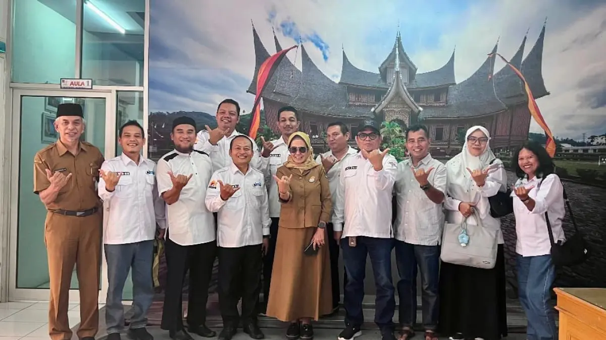 Pengurus AITTA Sumbar bersama Kepala Dinas Pariwisata Sumbar membahas tiga program strategis pengembangan pariwisata 2026.(Foto: IST)