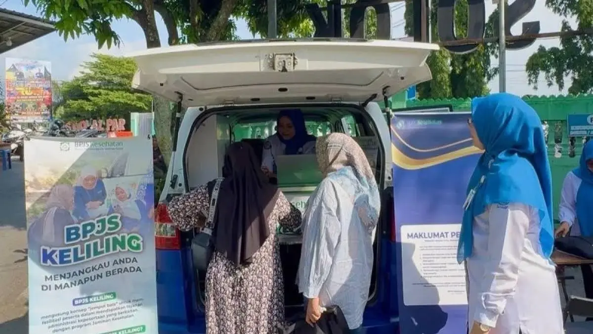 Petugas BPJS Kesehatan Cabang Solok memberikan pelayanan administrasi kepesertaan JKN melalui program BPJS Keliling di Rumah Sakit TK. IV 01.07.06 Solok, Senin (13/7). (DILA/PADEK)