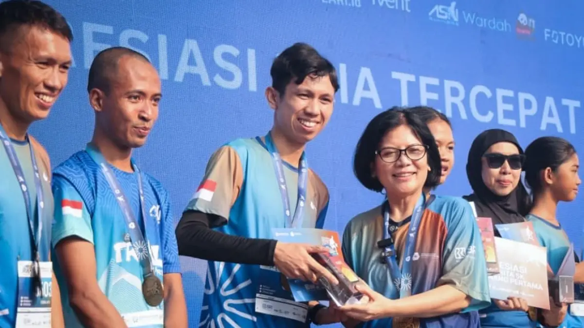Sekretaris Kementerian UMKM Loto Srinaita Ginting menyerahkan hadiah kepada peserta UMKM 5K Run 2026 di Jakarta untuk kampanye produk olahraga lokal.(Foto: Humas)