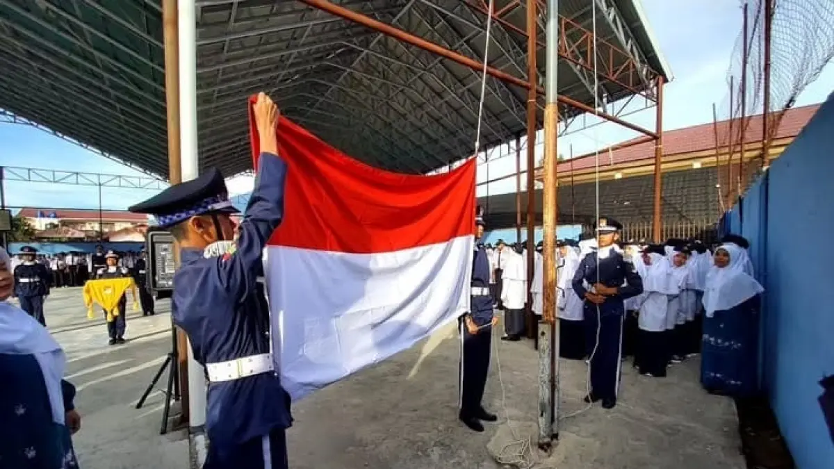 Siswa baru SMP 2 Bukittinggi sedang melaksanakan upacara bendera pada  rangkaian MPLS Ramah, Senin (13/7). (TIM LAMAN GURU)