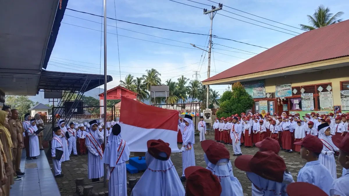 Siswa SDN 10 Lambungbukit saat mengikuti upacara bendera perdana usai libur sekolah, Senin (13/7). (SUYUDI/PADEK)